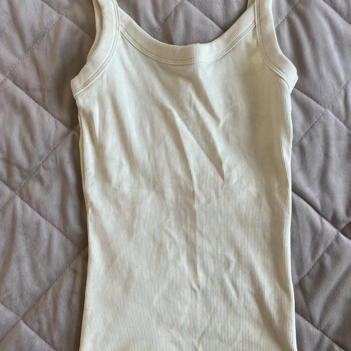 Ribbad vit linnetopp från Gina Tricot