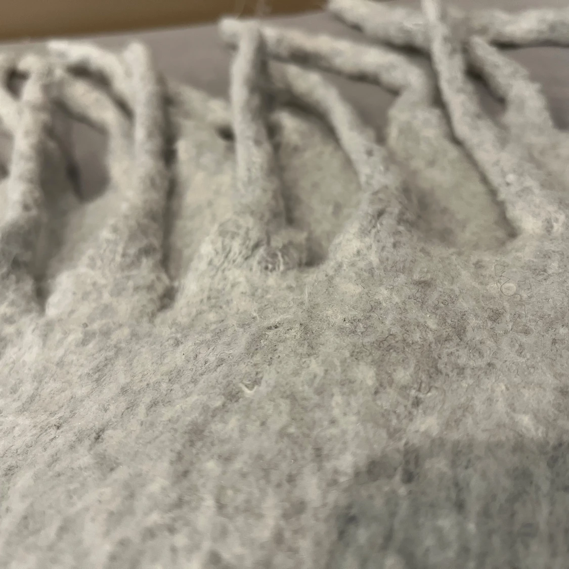 Ljusgrå ullhalsduk med fransar - 2