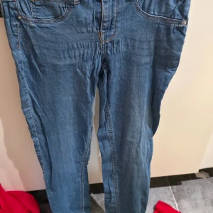 Blå jeans från g perfect jeans Alex L - Säljer ett par klassiska blå jeans från g perfect jeans, modell Alex i storlek L. Jeansen har normal passform, raka ben och femficksdesign med snygga kontrastsömmar. Tillverkade i mjukt jeanstyg som är skönt att bära hela dagen.