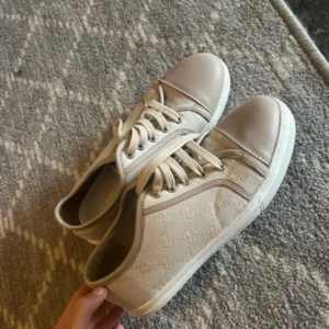 G skor  - Storlek 40 , använda en gång men passar inte mig 