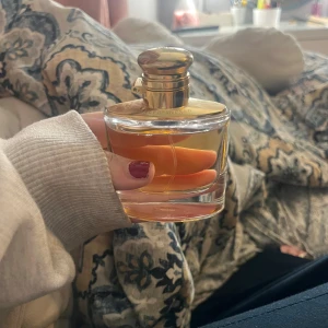 Lyxig parfym med gulddetaljer - Snygg parfym från Ralph Lauren med elegant guldfärgat lock. Perfekt för dig som vill ha en stilren flaska i samlingen. Volymen är 50 ml, vilket räcker länge.