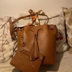  Maison Héritage JILA handbag with a strap  - https://www.vinted.fi/items/7293176070-new-maison-heritage-jila-handbag-with-a-strap.