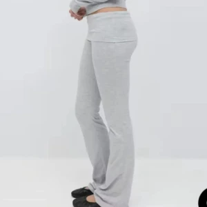 Grå mjukisbyxor med bootcut - Mjuka yogapants från Gina i storlek 158-164 passar dock mig som vanligtvis har storlek xs-s 