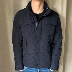 J Lindeberg fieldjacket - Fet j Lindeberg fieldjacket i storlek M | modellen är 185 cm lång och väger ca 78 kg | inga defekter, fint skick