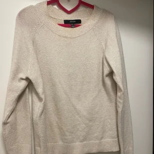 Beige stickad tröja från Vero Moda - Mysig beige stickad tröja från Vero Moda. 