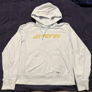 Helmut Lang x Saintwoods hoodie - Ljusblå hoodie från Helmut Lang i samarbete med Saintwoods designer, den är i bra skick med tanke på hur länge jag har haft den. Passformen är true size skulle inte säga att den är oversize eller har en tajt passform, lätt att matcha med andra plagg! Köpte den för 3400kr dåoch den är tillverkad i 100% bomull. Den har dessvärre en liten brun fläck på högra armen vid handleden, vet inte vad det är då jag har flertal gånger förakt att tvätta bort den. Hör av er ifall ni vill veta mer!