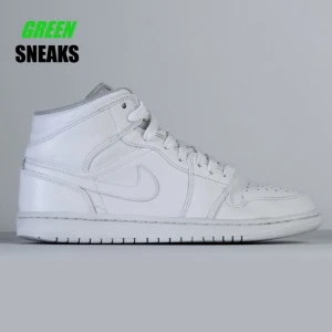 Air Jordan 1 mid - Vit - Ett par stilrena vita Air Jordan 1 mids. Dessa perfekta Jordans är restaurerade för att upplevas som nya!  Nypris: 1500:-  OBS: Bilderna är tagna av oss (Green Sneaks). Det är exakt detta par du får i detta skick