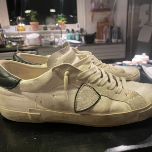 Philippe Model  - Säljer nu mina Philippe Model då dem inte kommer till användning. Väldigt sköna och är i bra skick. Dem är använda så självklart finns tecken på användning. Enda defekten är att lite av gummit på sulan har gått av med tiden, inget som påverkar skon. Allting OG finns. 100% äkta då jag har kvitto. 