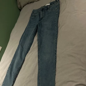 Blå jeans - Säljer ett par blå skinny jeans från Perfect Jeans, modell Molly i storlek L. Jeansen har klassisk femficksdesign, normal midja och är tillverkade i stretchigt denim💕