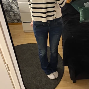 Blå bootcut jeans med normal passform - Säljer ett  par snygga Lågmidjade bootcut jeans från g-star. Storlek 27/34 💕