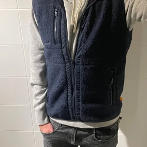 Timberland fleece väst - Säljer min mörkblåa fleece väst då jag är sugen på något nytt.