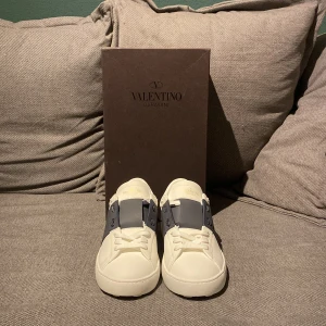 Skor vit svarta - Hej! Säljer dom här helt nya skorna för ett bra pris eftersom ja beställde i fel storlek vid snabbt köp kan ja sänka priset hör av er vid fler funderingar!✌️☺️passar 42!!!