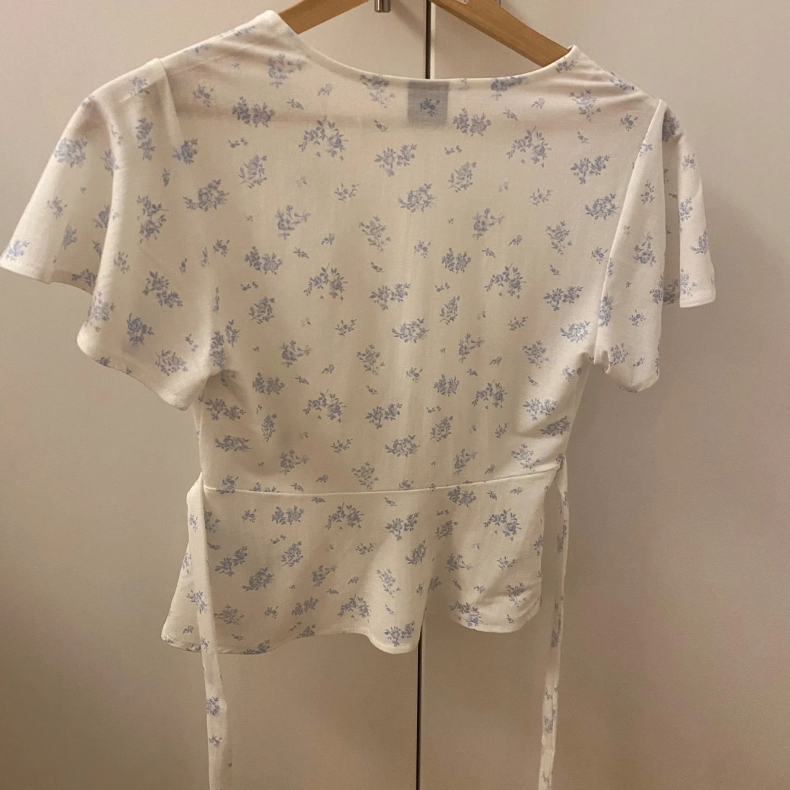 Vit sommartopp med knyt - 4