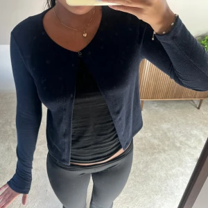 Kofta från Ginatricot - Mörkblå ginatricot kofta med en knapp. Superskönt material. Knappt använd 
