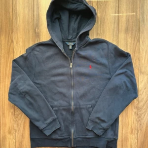 Ralph Louren zip up - En marin blå Ralph louren zip med rött märke inga fel bra skick