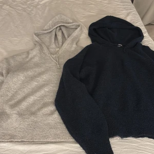 Stickad hoodie - Säljer dessa två stickade hoodies i grå och mörk blå från Gina Young. I storlek 170. Tillsammans 300kr och om ni vill köpa en ut av dom för 150kr. Skriv om ni har frågor💕