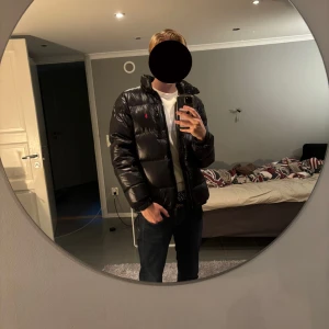 Svart pufferjacka från Polo Ralph Lauren - Säljer en svart pufferjacka från Polo Ralph Lauren med röd broderad logga på bröstet. Jackan är inte original om du kopplar. Den har även en luva man kan ta av! Skriv om du undrar något 😃