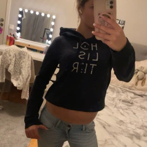 Marinblå Hollister hoodie  - Jättefin unik mörkblå hoodie från Hollister men jättemjukt tyg!!🥰🥰