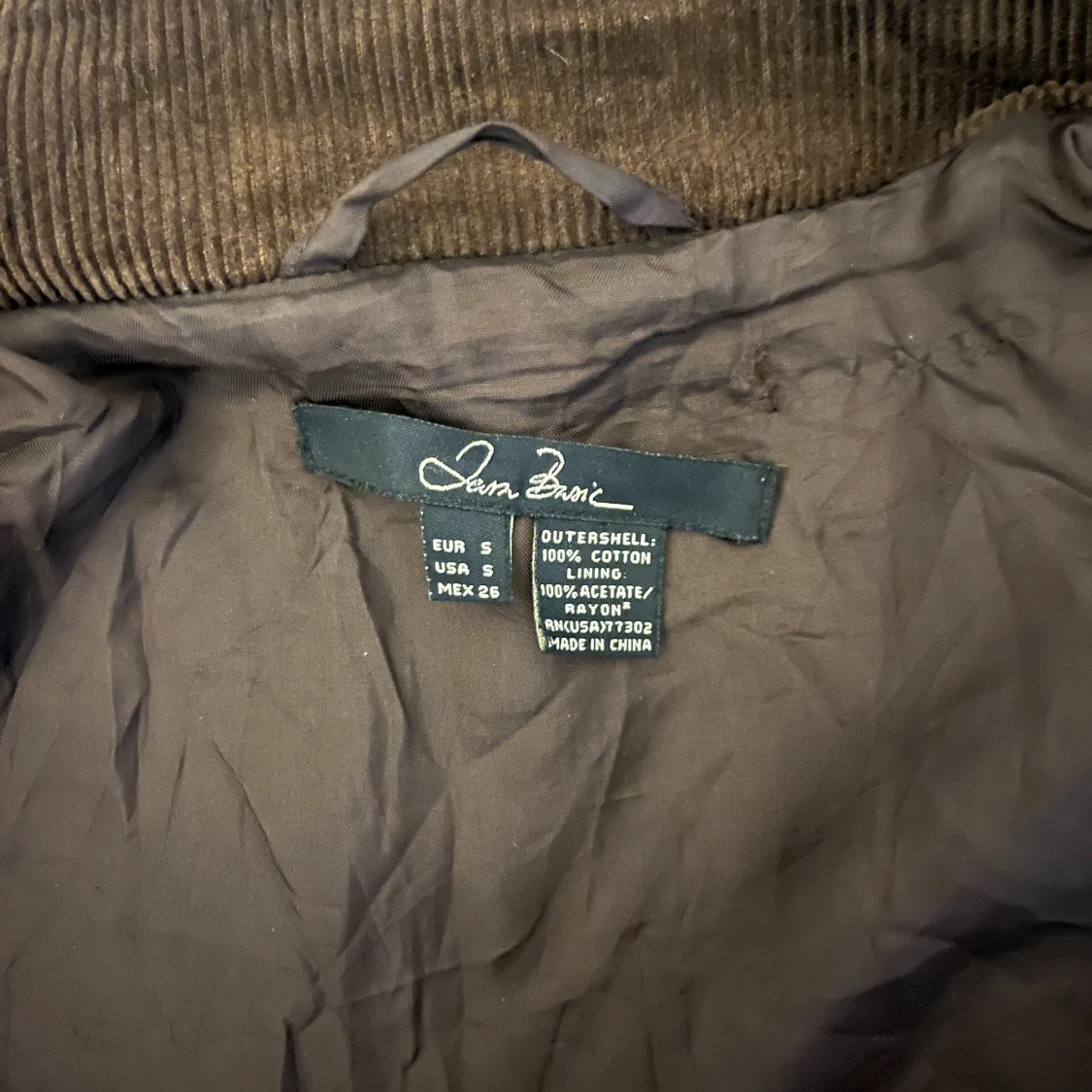 Brun figursydd manchesterjacka  med knappar o spännen - 3