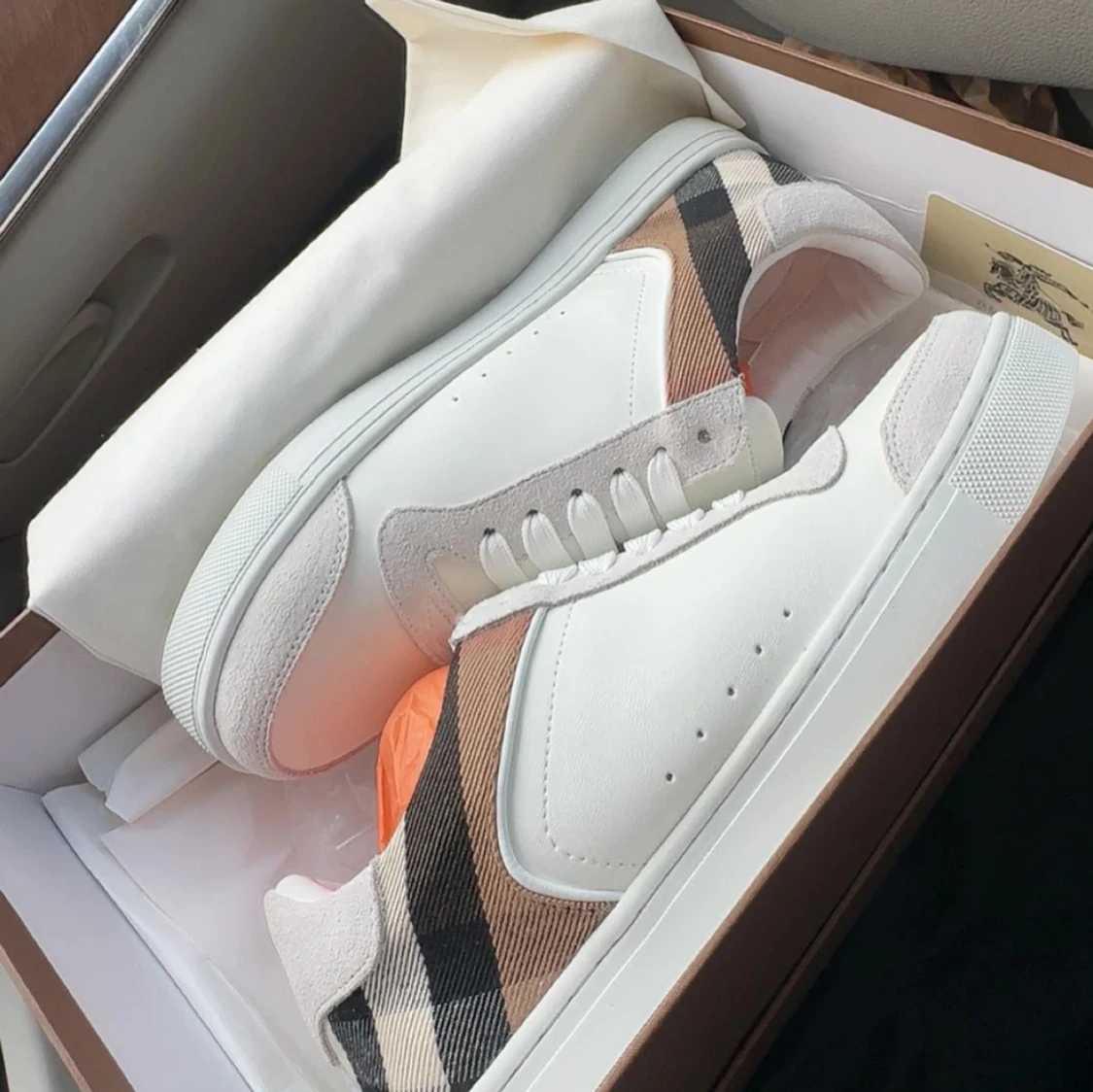 Burberry sneakers med rutigt mönster