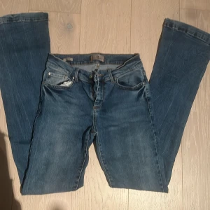 Blå bootcut jeans från LTB - Snygga blå jeans från LTB med klassisk femficksdesign och bootcut-ben. Lågmidjade också 💗