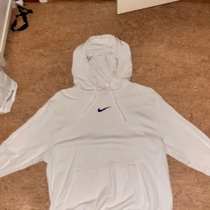 Vit Nike hoodie med blå Swoosh - Tja! Hjälper att sälja ett par hoodies för en vän, Det är en vit nike hoodie som är sparsamt använd. Det är storlek S