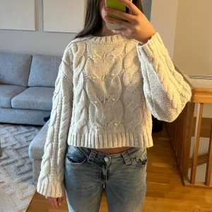 Vit stickad tröja  - Superfin vit stickad tröja från Primark med pärlor och fint mönster. Jätte mysig och är perfekt till hösten och vintern❣️❣️