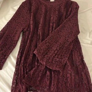 Vinröd blus - Supersöt blus nu till hösten och vintern, inte så lång som den ser ut på bild, sparsamt använd 🥰