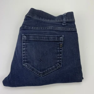 Dondup jeans  - Snygga mörkblå jeans från Zero Downup med klassisk femficksdesign och dragkedja. Jeansen har en stilren look med raka ben och diskreta detaljer. Perfekta för dig som gillar en enkel men trendig stil.