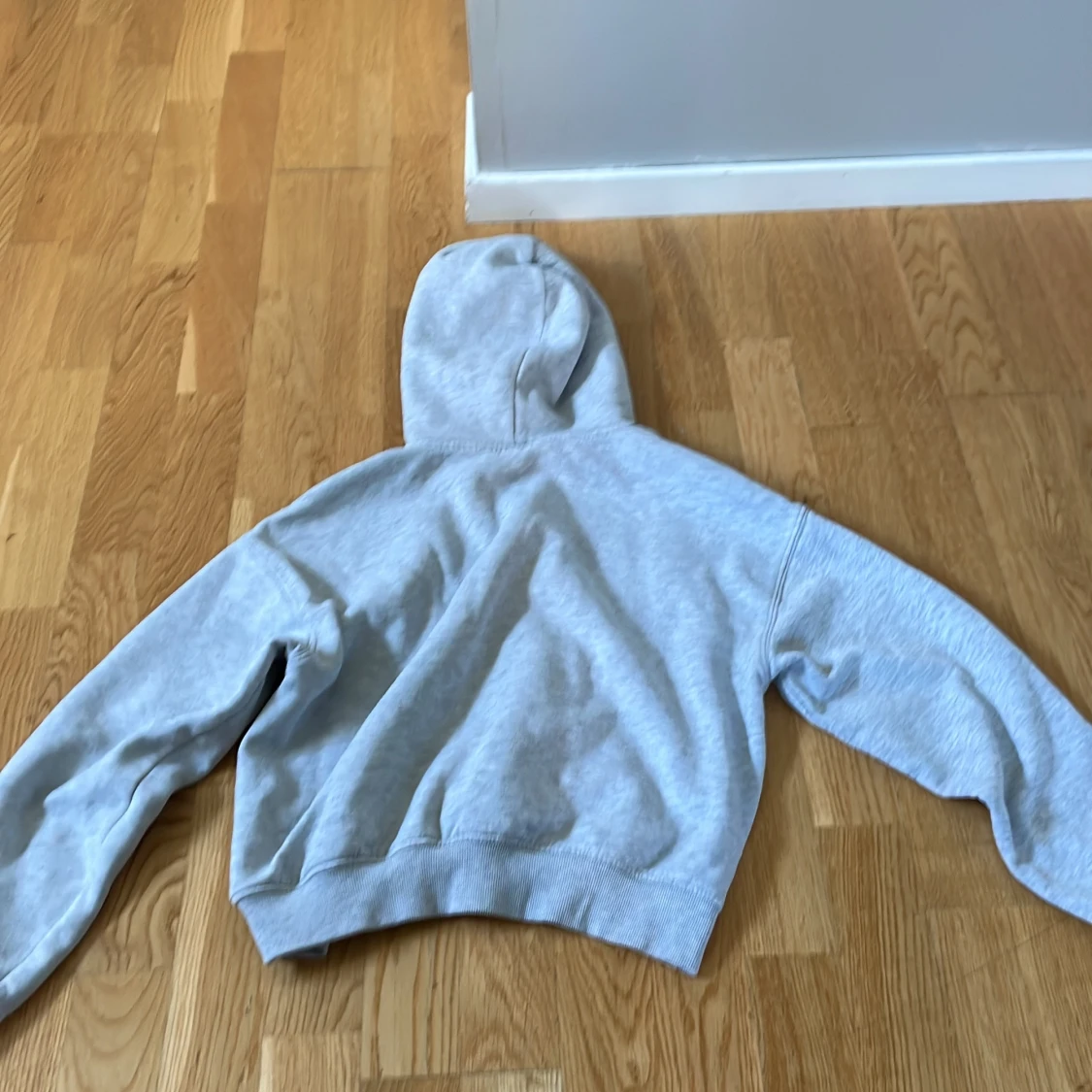 Grå hoodie från Basically Basics - 1
