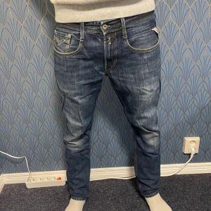 Replay Anbass  - | Säljer ett par tvärfeta Replay jeans i modellen Anbass | Skick 8/10 har en fläck på vänster lår | Storlek 33/30 | Pris 549 men kan såklart diskuteras |