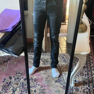 Svarta lee Luke  jeans med slitningar 31/32 - Säljer dessa sjukt snygga Lee Luke  jeansen storlek modellen är 178 70kg midja 39 längd 102cm (2)