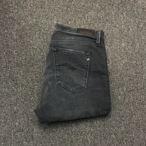 Svarta replay jeans - Ett par feta jeans som är riktigt fräscha🤗 modellen är 178