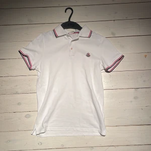 Vit Moncler piké - Skick 9/10! Självklart äkta ✅ postas dagen efter köpet blir genomfört ♻️pris är ej hugget i sten!! Mått fixar jag i meddelanden.