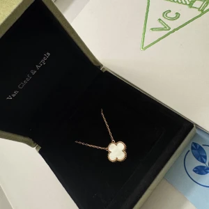 Vit • Halsband • Van C • Dam Smycken  - Lägg till Box & Certifikat  300:- (Seperat Annons)  • Kvalitet: Samma kvalité som butik  • Material: Äkta metall (Rostar ej) • Serienummer: Ja (unik märkning) • High-end Detaljer Som Orginal  Beställ Innan 20:00 så postas det samma kväll eller tidigare på dagen. 1-2 dagars frakt. Följ oss gärna på Insta @markes.damsmycken