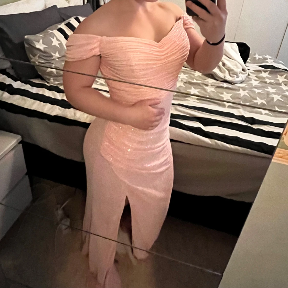 Ljusrosa glittrig långklänning offshoulder - 1