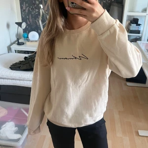 Beige sweatshirt  - Beige sweatshirt från med svart broderad text 'Woman' på bröstet. Väldigt skönt material🩷