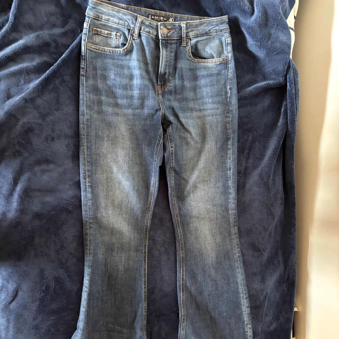 Blå bootcut jeans från Amisu, stl 40 - 2