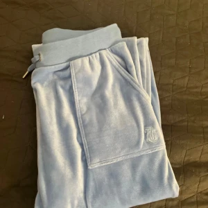 Blå mjukisbyxor från Juicy Couture - Supermjuka ljusblå mjukisbyxor från Juicy Couture i storleken 14/15 år men är som Xss/xs passar mig som har det. Knappt använda är som nya 