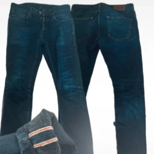 Selvedge  jeans från NN07 storlek 29/32 - Snygga blå jeans från NN07 med klassisk femficksdesign och selvedge-detalj vid benslutet. Jeansen har knäppning med knappar och läderpatch bak i midjan. Modellen har en rak passform och är tillverkad i slitstarkt bomullsjeans.