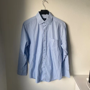 Hugo Boss Skjorta Randig - Exklusiv Skjorta från (HugoBoss) perfekt nu till hösten & Vintern 💸Pris: [179kr] 👔Storlek: [41/Large] ✨Skick: [9/10] Tveka inte att kontakta oss vid frågor & funderingar! 