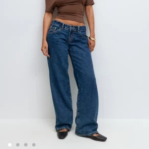 Blåa ultra low wide jeans  - Snygga blå jeans från Gina tricot. Modellen ”ultra low wide”. Fin detalj på fickorna baktill. Har prislapp kvar och dem är helt nya. Pris kan diskuteras ☺️