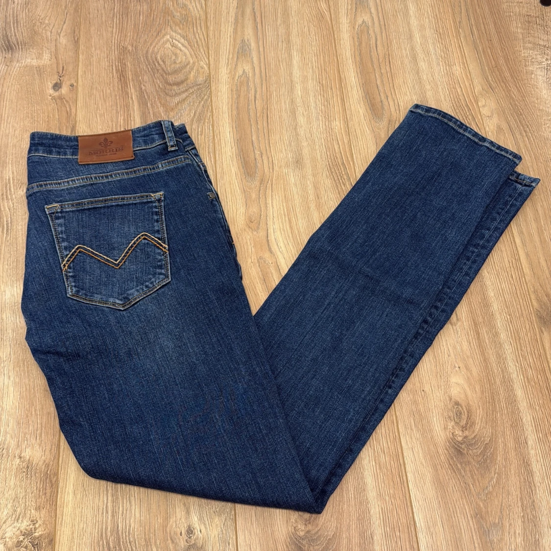 Morris blå jeans med broderad detalj