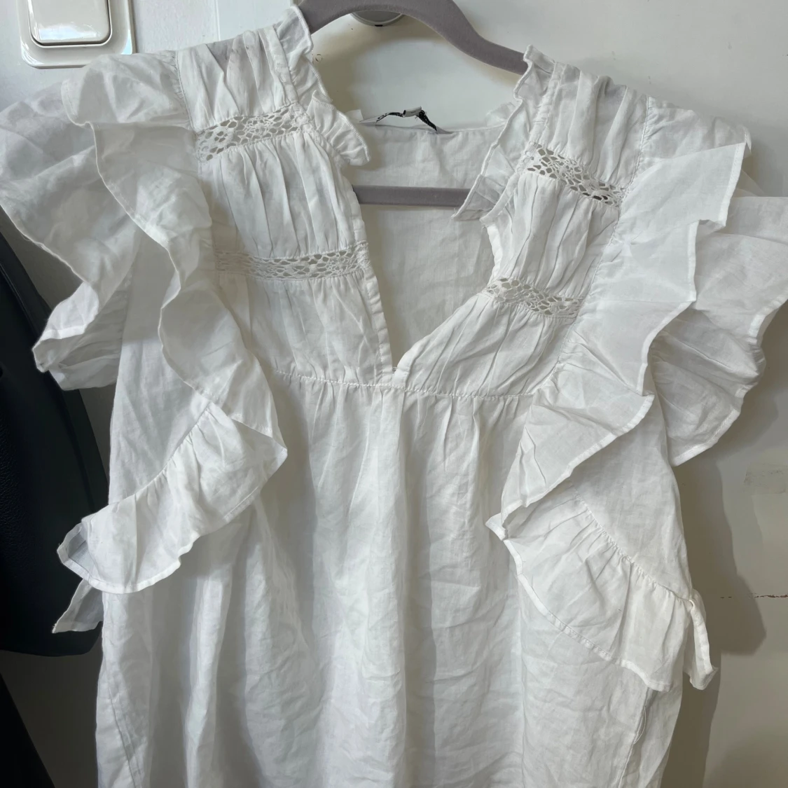 Vit blus med volanger från ONLY - 3