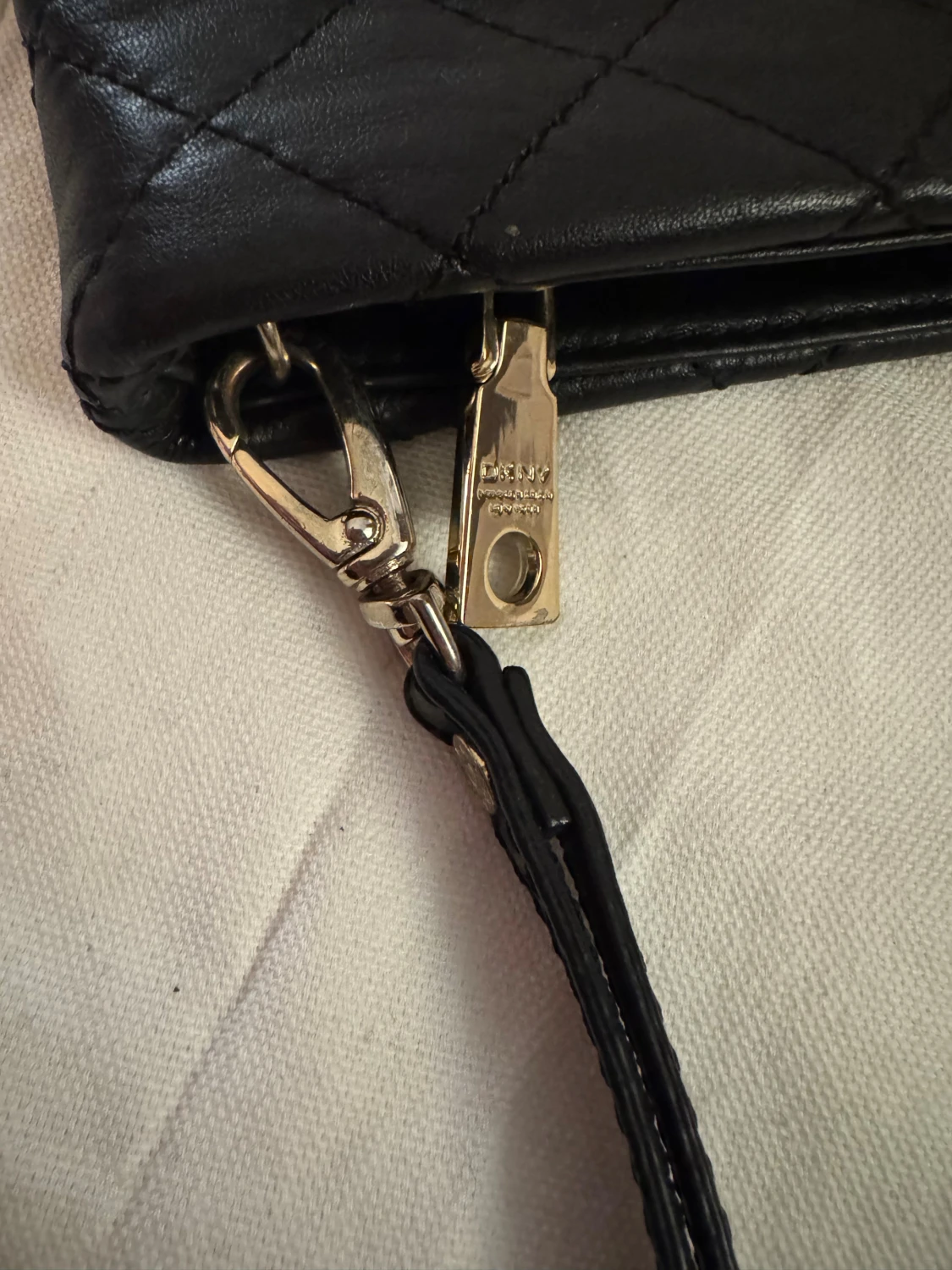 Svart quiltad kuvertväska från DKNY - 2