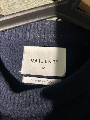 Mörkblå merinoulltröja från Vailent - Snygg mörkblå tröja från Vailent i mjuk merinoull. Klassisk rund hals och långärmad modell som är perfekt för kyliga dagar. Enkel och stilren design som funkar till många olika looks. Passar dig som gillar komfort och kvalitet.