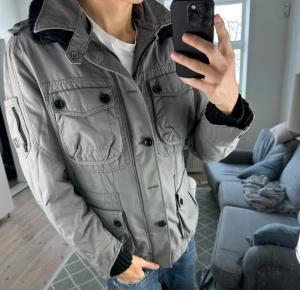 Dunjacka grå - Stilren, trendig och varm perfekt nu i vinter! Mått: A:50cm B:47cm C:52cm D:65cm. Smutsig men går att tvätta till, saknar även en knapp! Skriv vid fundering ✌️😇 Storlek 50 passar ungefär M