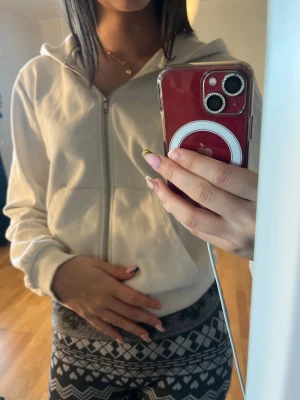 Vit kofta från lager 157 - Vit kofta från lager 157. Perfekta för kalla dagar när du vill vara både bekväm och snygg.