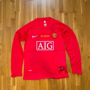 Retro Manchester United tröja  - Säljer en snygg retro tröja från 2008.