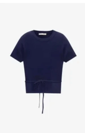 Marinblå stickad topp från Pull&Bear - Snygg marinblå stickad topp från Pull&Bear med korta ärmar och rund hals. Toppen har en croppad passform och ett knytband i midjan som ger en cool detalj.  Helt ny!